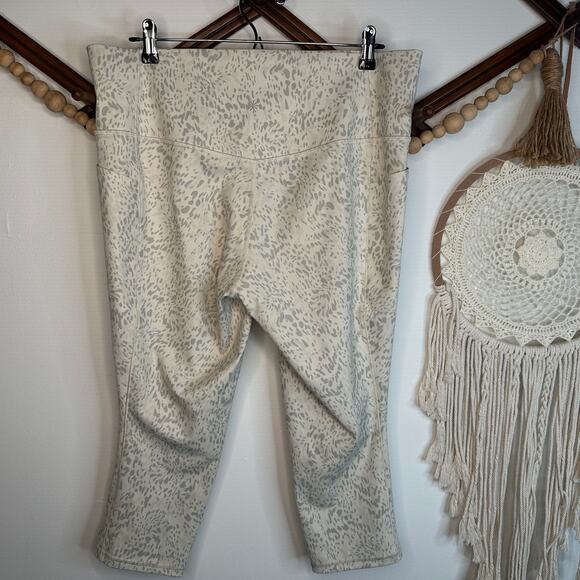 Athleta Salutation Stash Pocket II Print Capris - Picture 3 of 5